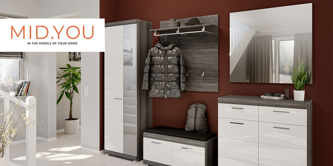 Eingangsbereich mit einer braunen Akzentwand, Aufbewahrungsschränken, einer Garderobe und einem Spiegel. Logo Mid.You