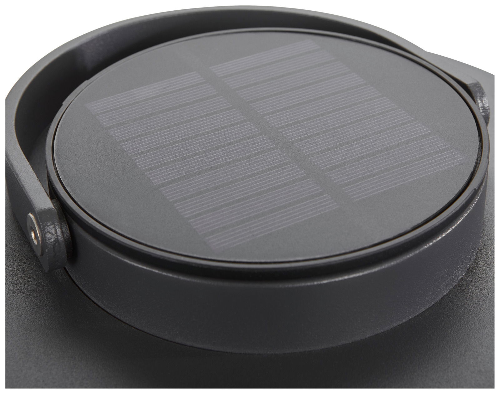 Nahaufnahme einer Solarlampe mit sichtbarem Solarpanel von oben.