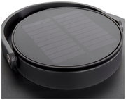 Nahaufnahme einer Solarlampe mit sichtbarem Solarpanel von oben.