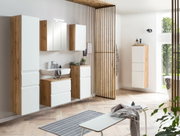 Moderne hoge kast in houtlook met witte fronten, onderdeel van een stijlvolle badkamerset, gefotografeerd vanuit het perspectief links van voren.