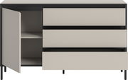 Modernes Sideboard mit drei offenen Schubladen und einer offenen Tür, frontal betrachtet.