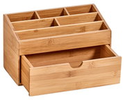 Bambus-Organizer mit mehreren Fächern und einer offenen Schublade, perspektivisch von vorne fotografiert.