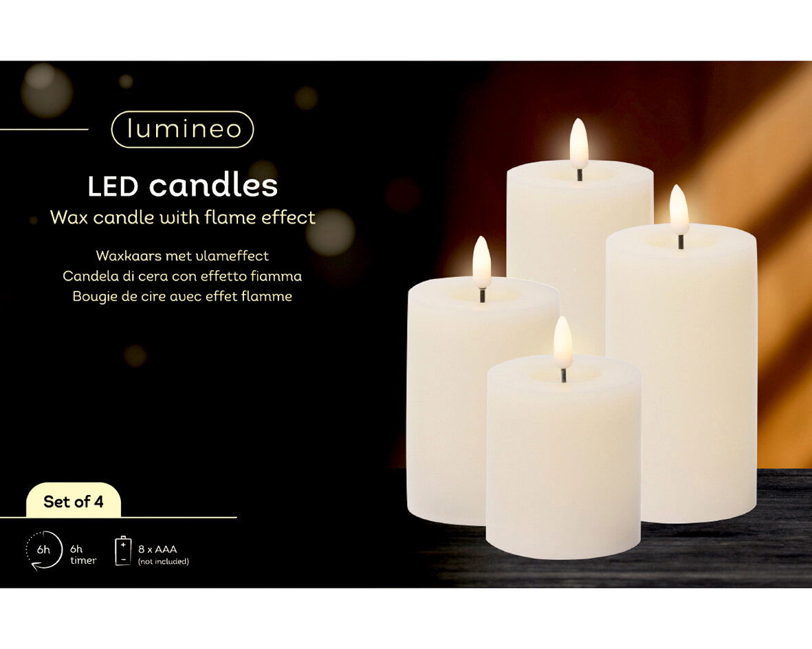 Lumineo LED-Wachskerzen 4-tlg. Vier weiße LED-Kerzen aus Wachs mit Flammeneffekt, frontal betrachtet, auf einem dunklen Hintergrund. Set von 4 mit 6-Stunden-Timer und benötigt 8 AAA-Batterien.