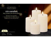 Vier weiße LED-Kerzen aus Wachs mit Flammeneffekt, frontal betrachtet, auf einem dunklen Hintergrund. Set von 4 mit 6-Stunden-Timer und benötigt 8 AAA-Batterien.