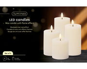 Vier weiße LED-Kerzen aus Wachs mit Flammeneffekt, frontal betrachtet, auf einem dunklen Hintergrund. Set von 4 mit 6-Stunden-Timer und benötigt 8 AAA-Batterien.