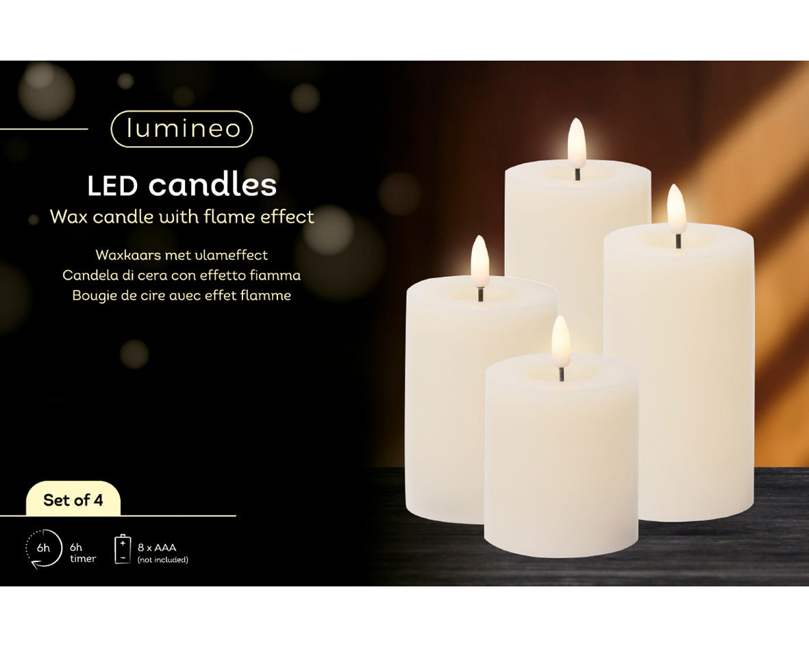 Vier weiße LED-Kerzen aus Wachs mit Flammeneffekt, frontal betrachtet, auf einem dunklen Hintergrund. Set von 4 mit 6-Stunden-Timer und benötigt 8 AAA-Batterien.