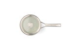Top-Ansicht eines KitchenAid Kochtopfs mit Glasdeckel und Edelstahlgriff.