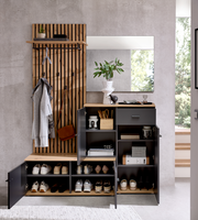 Kompaktgarderobe mit Holz- und Metallelementen, inklusive Schuhregal, Kleiderhaken und Spiegel, aus der Frontalperspektive fotografiert.