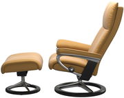 Seitliche Ansicht eines modernen, beigen Einzelsessels mit passendem Hocker, beide mit drehbarem Metallgestell.