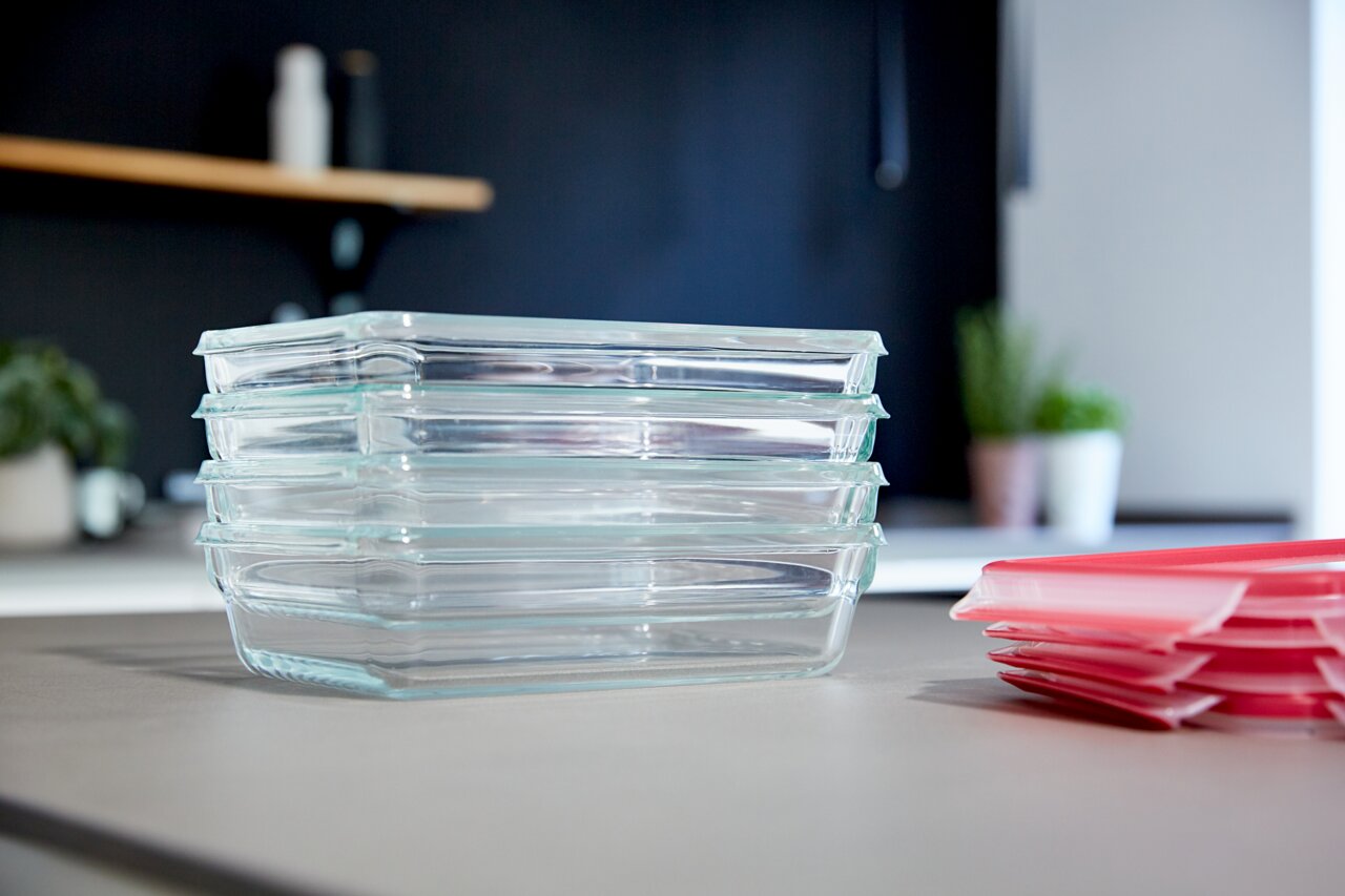 Stapel von quadratischen Glasbehältern mit 0,80 L Fassungsvermögen, seitliche Perspektive