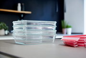 Stapel von quadratischen Glasbehältern mit 0,80 L Fassungsvermögen, seitliche Perspektive