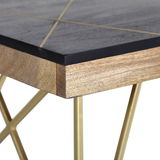 Nahaufnahme eines Couchtischs mit schwarzer Tischplatte, Holzkante und goldenen Metallbeinen, seitliche Perspektive.