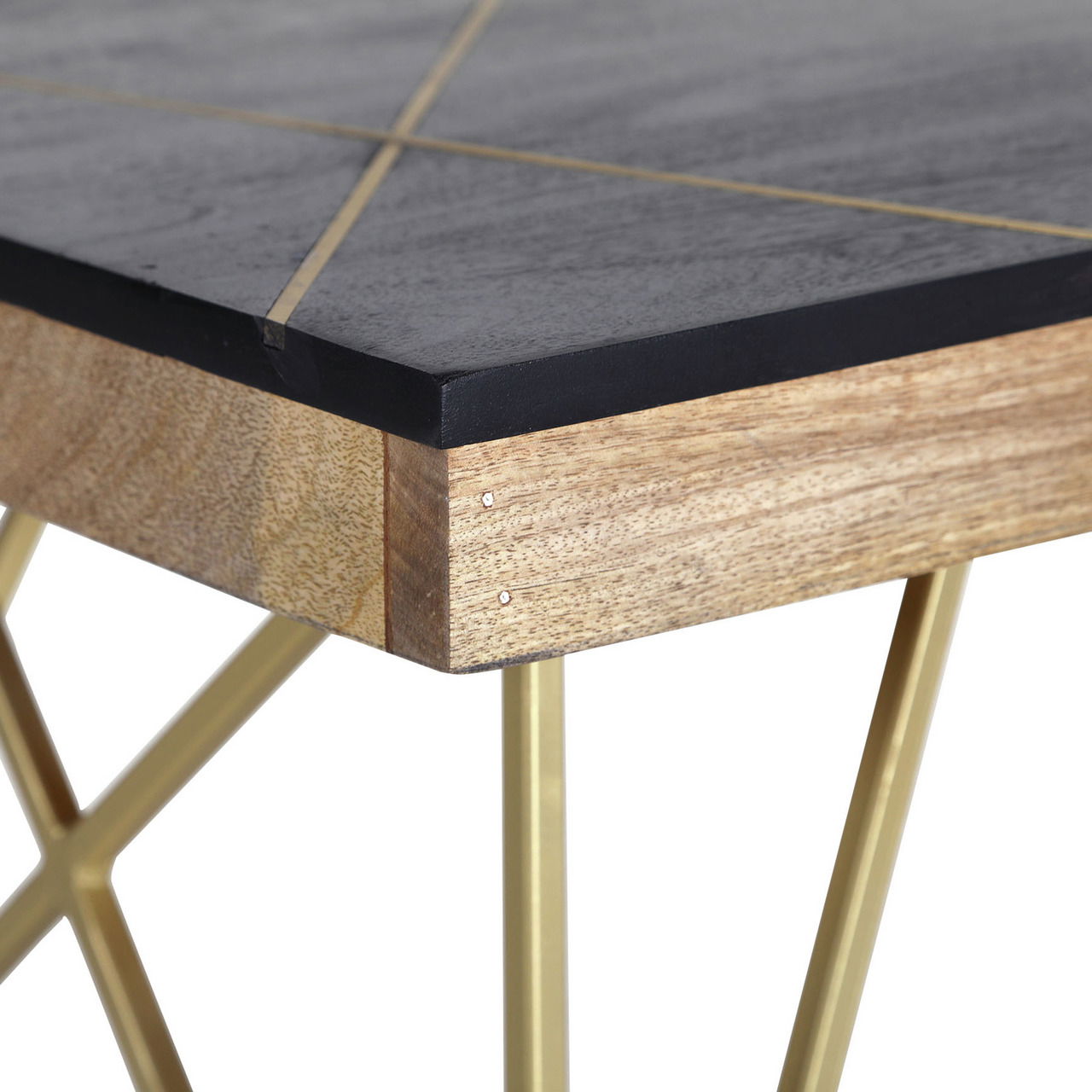 Nahaufnahme eines Couchtischs mit schwarzer Tischplatte, Holzkante und goldenen Metallbeinen, seitliche Perspektive.