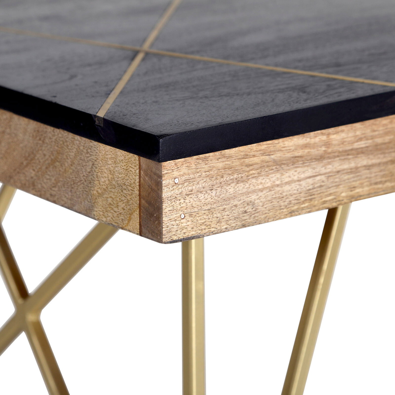 Nahaufnahme eines Couchtischs mit schwarzer Tischplatte, Holzkante und goldenen Metallbeinen, seitliche Perspektive.