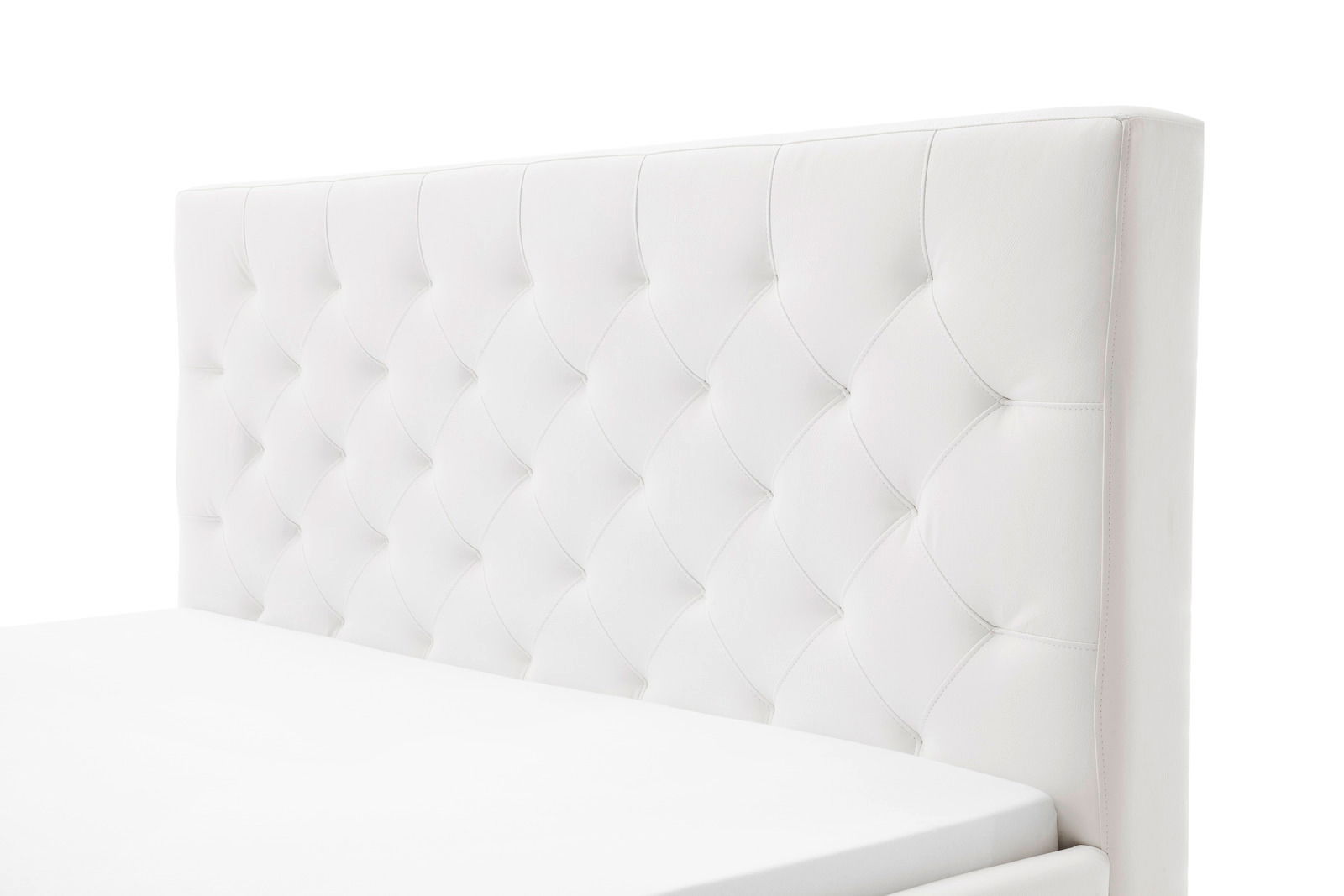 Weißes, gestepptes Polsterbett-Kopfteil in Nahaufnahme, seitliche Perspektive