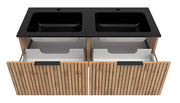 Vogelperspektive auf ein modernes Waschtisch-Set mit zwei schwarzen Waschbecken und Holzfronten mit vertikalen Streifen.