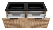 Vogelperspektive auf ein modernes Waschtisch-Set mit zwei schwarzen Waschbecken und Holzfronten mit vertikalen Streifen.