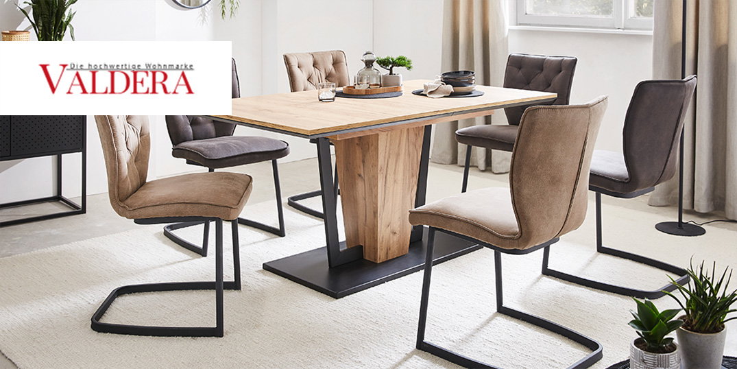 Een stijlvolle eetkamer met een houten tafel en zes comfortabele stoelen op een licht tapijt.