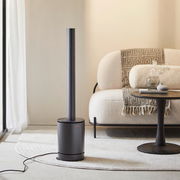 Moderner Standventilator in einem stilvollen Wohnzimmer, seitliche Perspektive