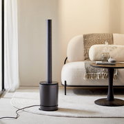 Moderner Standventilator in einem stilvollen Wohnzimmer, seitliche Perspektive