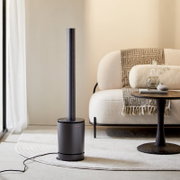 Moderner Standventilator in einem stilvollen Wohnzimmer, seitliche Perspektive