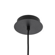 Schwarze Deckenhalterung einer Hängeleuchte mit Kabel, von unten betrachtet.