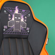 Gaming-Stuhl mit schwarzer und orangefarbener Polsterung, verziert mit einem pixeligen, flammenumhüllten Charakter auf der Rückenlehne, aus frontaler Perspektive.