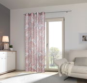 Rosa Vorhang mit tropischem Blattmuster, aufgehängt an einer Gardinenstange vor einem Fenster, seitliche Perspektive.