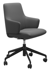 Moderner, grauer Home Office Sessel mit Armlehnen und Rollen, seitliche Perspektive