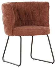 Brauner Armlehnstuhl mit gepolsterter Rückenlehne und Metallbeinen, seitliche Perspektive