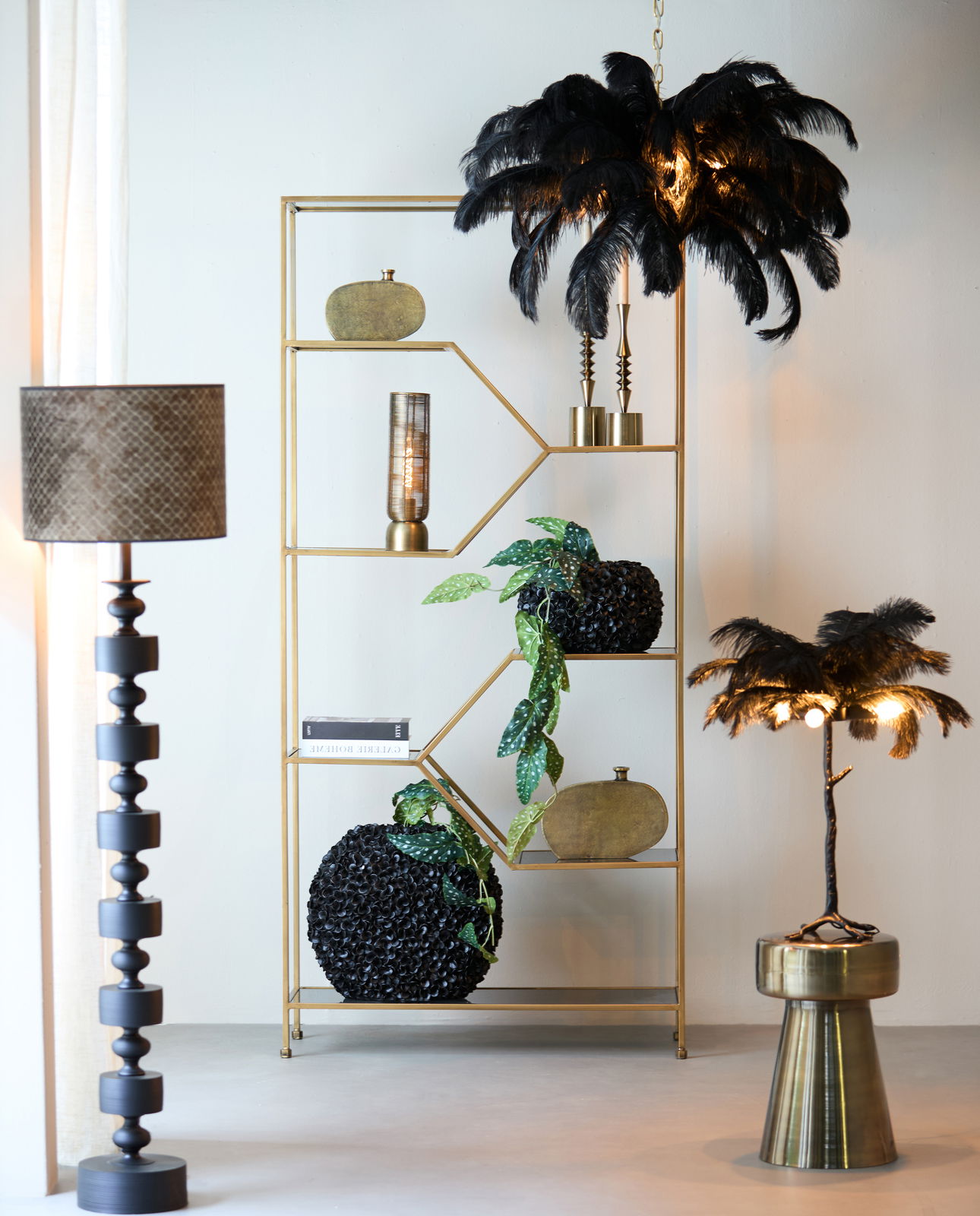 Vase Deko PHYLIA mat, goldene Vase auf einem Regal, seitliche Perspektive