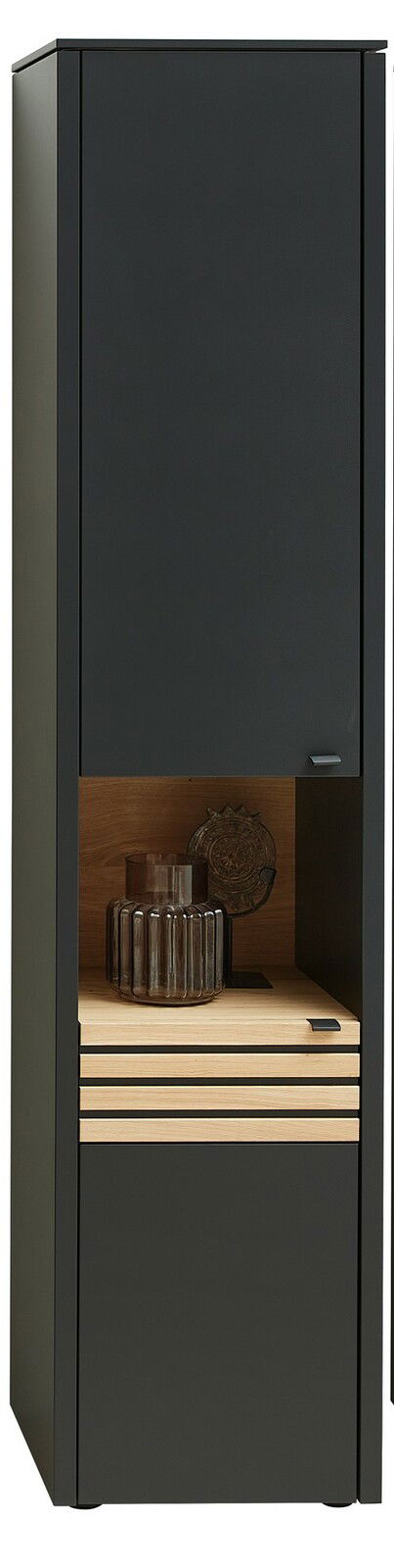 Moderne schwarze Vitrine mit Holzelementen, frontal abgebildet, mit dekorativen Glaselementen im offenen Fach.