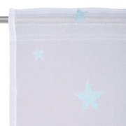 Fertigvorhang mit blauen Sternen auf weißem Stoff, Nahaufnahme