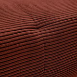 Nahaufnahme einer rotbraunen, gerippten Stoffoberfläche mit sichtbarer Naht.