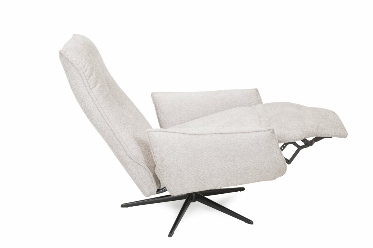 Zijaanzicht van een beige relaxfauteuil met verstelbare rugleuning en een zwart draaivoet.