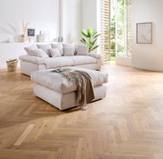 Hocker in einem modernen Wohnzimmer mit hellem Holzfußboden, im Vordergrund aus der Seitenperspektive fotografiert.