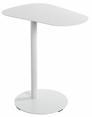 Moderner weißer Beistelltisch mit runder Basis und asymmetrischer Tischplatte, seitliche Perspektive