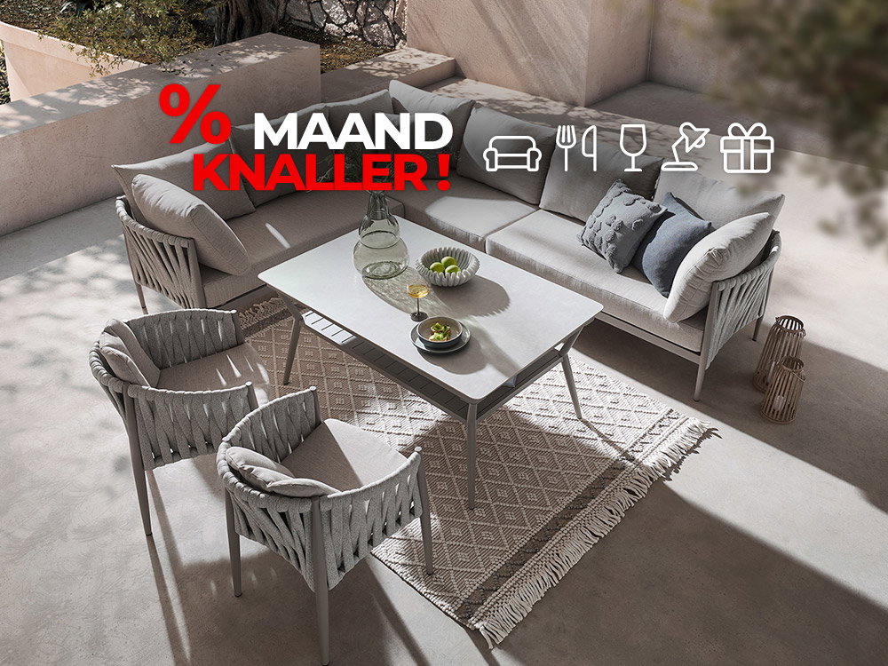 Loungeset voor terras met bank, twee fauteuils en tafel in een moderne buitenomgeving.