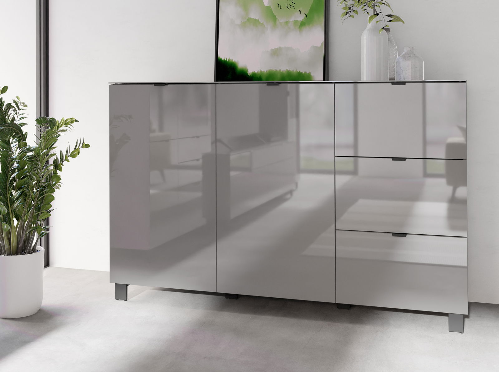 Modernes Sideboard mit glänzender Oberfläche, frontal fotografiert, mit Pflanzen und Dekoration darauf.