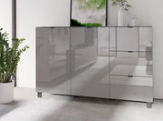 Modernes Sideboard mit glänzender Oberfläche, frontal fotografiert, mit Pflanzen und Dekoration darauf.