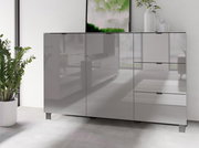 Modernes Sideboard mit glänzender Oberfläche, frontal fotografiert, mit Pflanzen und Dekoration darauf.