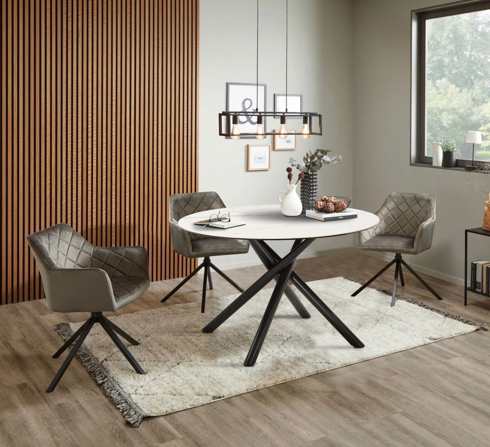 Moderner Esstisch mit rundem, weißem Tischblatt und schwarzen, gekreuzten Beinen, umgeben von drei gepolsterten Stühlen in einem stilvollen Esszimmer. Perspektive: Frontalansicht.