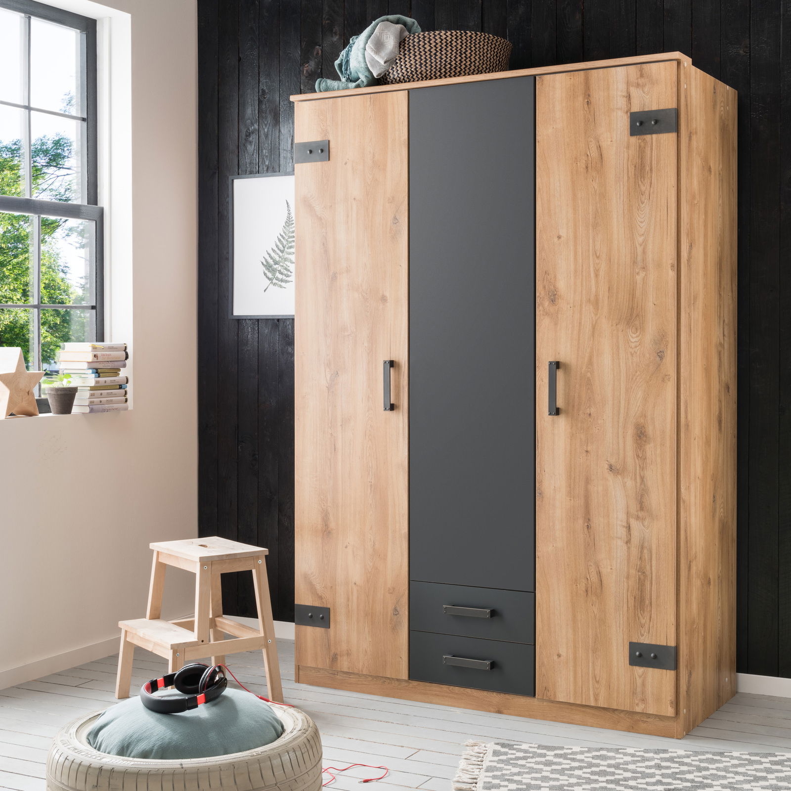 Z2 Kast met draaideuren, 3-deurs CORK Drehtürenschrank mit drei Türen in Holzoptik und grauem Mittelteil, frontal fotografiert in einem modernen Raum mit Fenster und Dekoration.