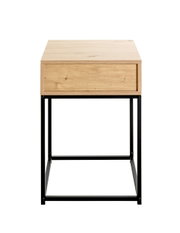 Moderner Nachttisch/Beistelltisch aus hellem Holz mit Schublade und schwarzem Metallgestell, frontal aus leicht erhöhter Perspektive auf weißem Hintergrund