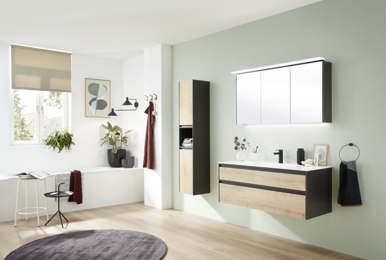 Moderne Badkombination mit hängendem Waschtisch und Spiegelschrank in Holzoptik, seitliche Perspektive