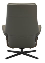 Rückansicht eines modernen Einzelsessels mit drehbarem Fußgestell in dunklem Farbton.