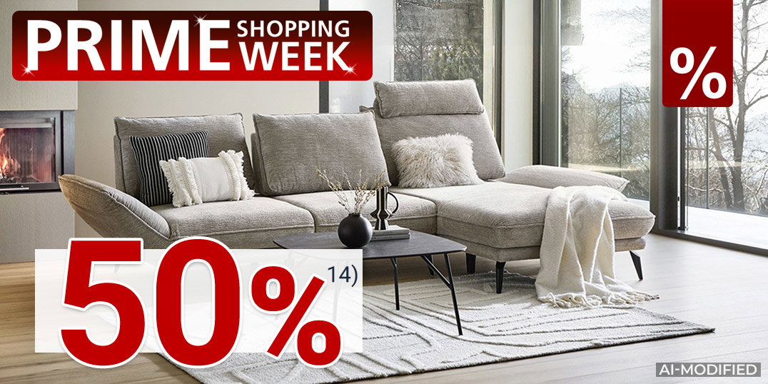 AI-modified: Modernes Wohnzimmer mit grauem Ecksofa, Kamin und großen Fenstern; „Prime Shopping Week“-Logo.