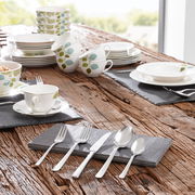 Elegantes Besteckset Style Art 30-tlg. auf rustikalem Holztisch, seitliche Perspektive.