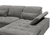Graues Ecksofa mit verstellbarer Rückenlehne und Kissen, seitliche Perspektive