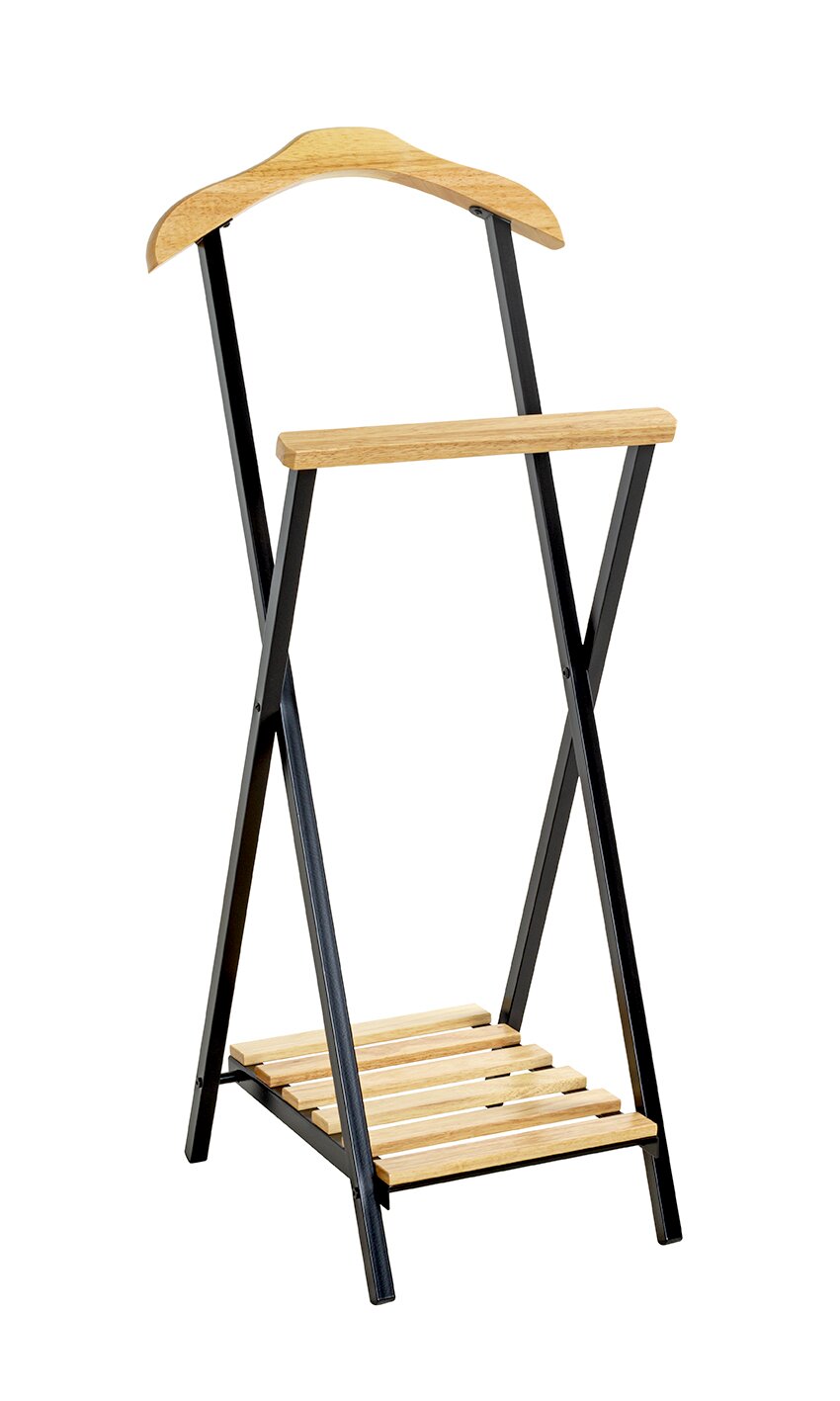 Schwarzer, klappbarer Herrendiener aus Metall mit Holzdetails (Schulterbügel, Hosenstange und Ablage), freigestellt auf Weiß, in leicht schräger Frontansicht